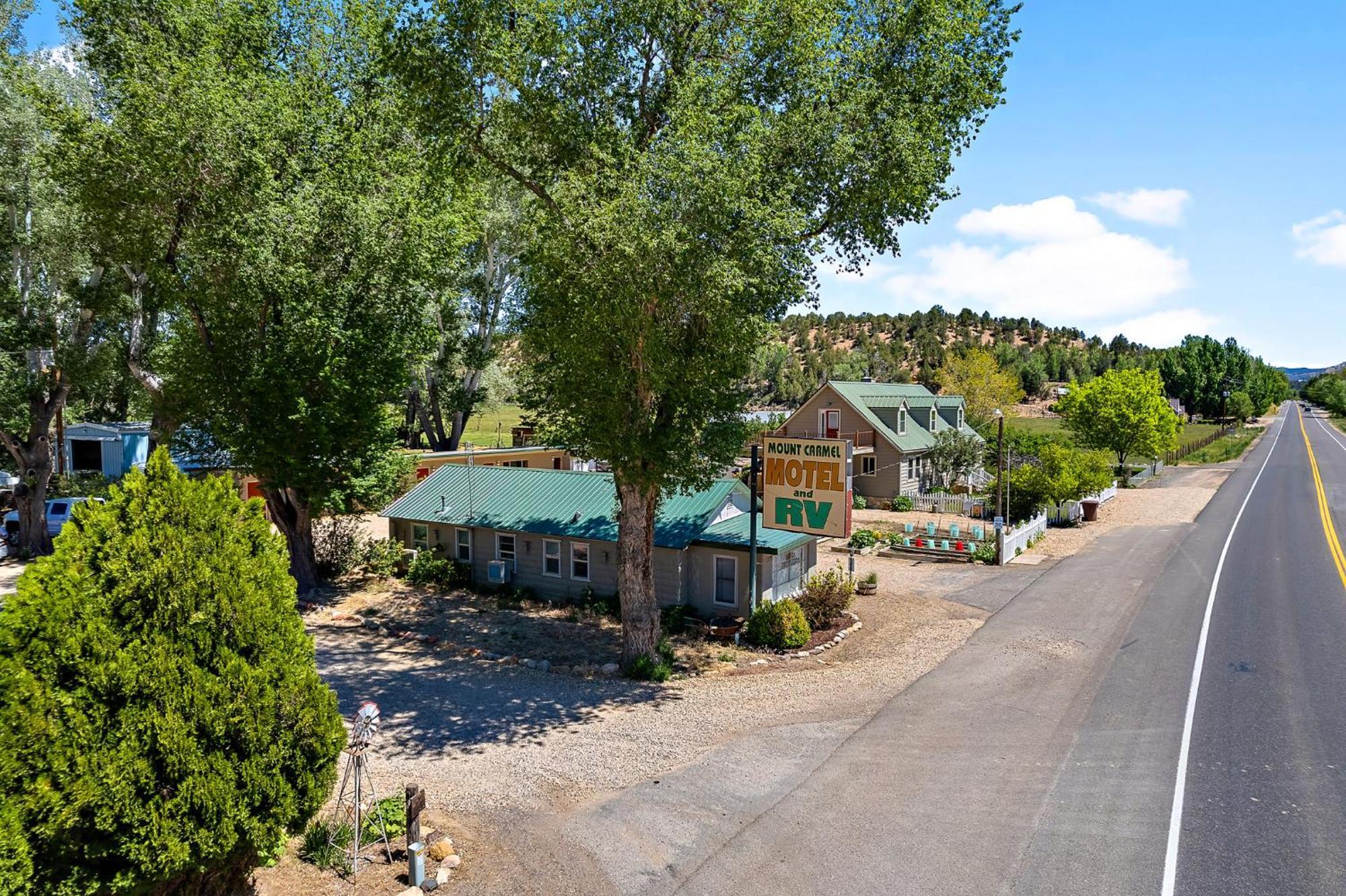 The Park Cabin At Mount Carmel Motel And Rv Park Exteriör bild