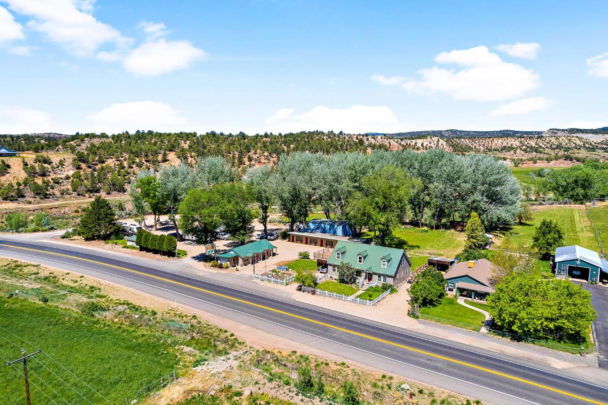 The Park Cabin At Mount Carmel Motel And Rv Park Exteriör bild