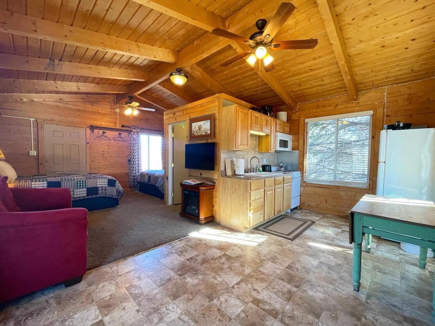 The Park Cabin At Mount Carmel Motel And Rv Park Exteriör bild