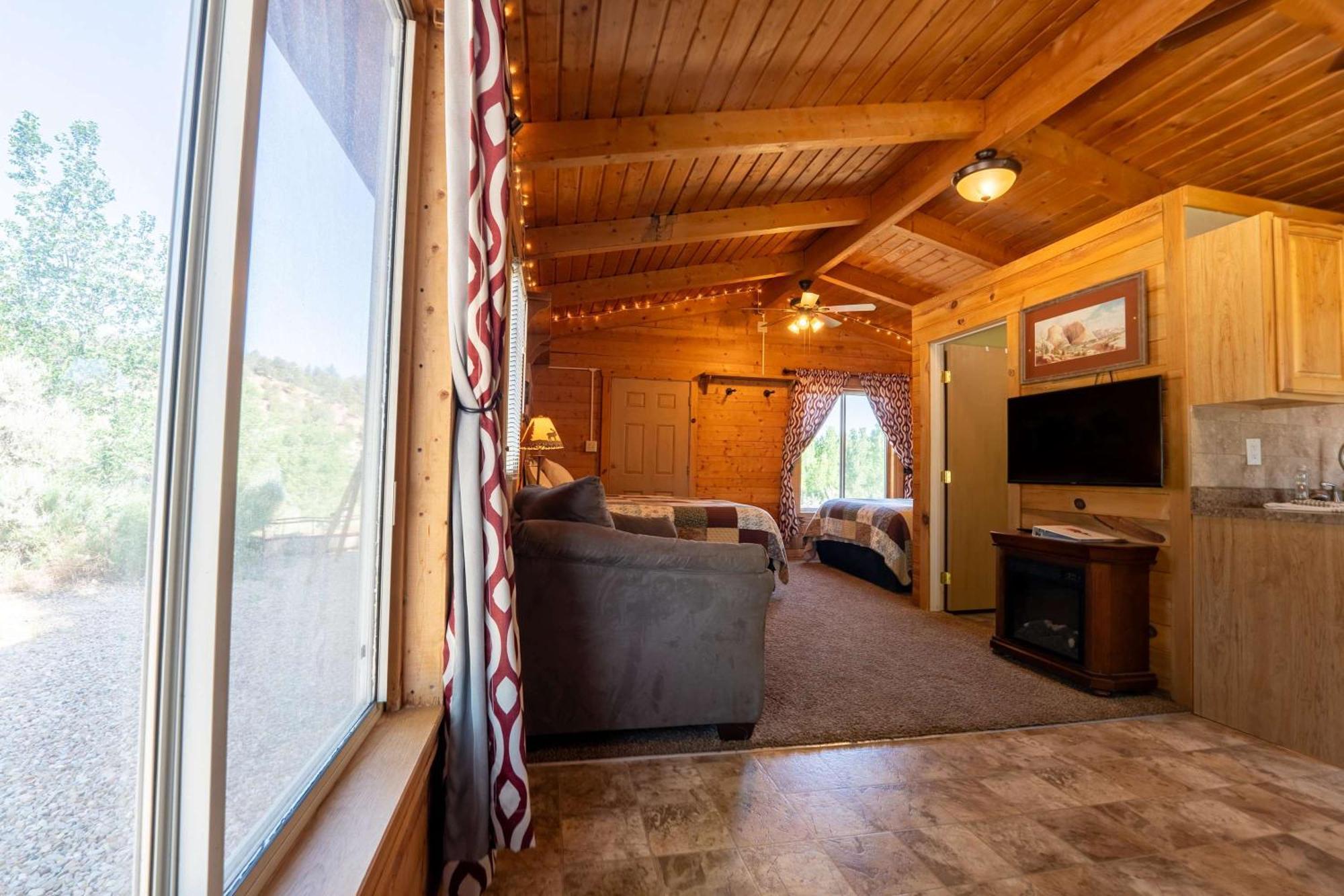 The Park Cabin At Mount Carmel Motel And Rv Park Exteriör bild