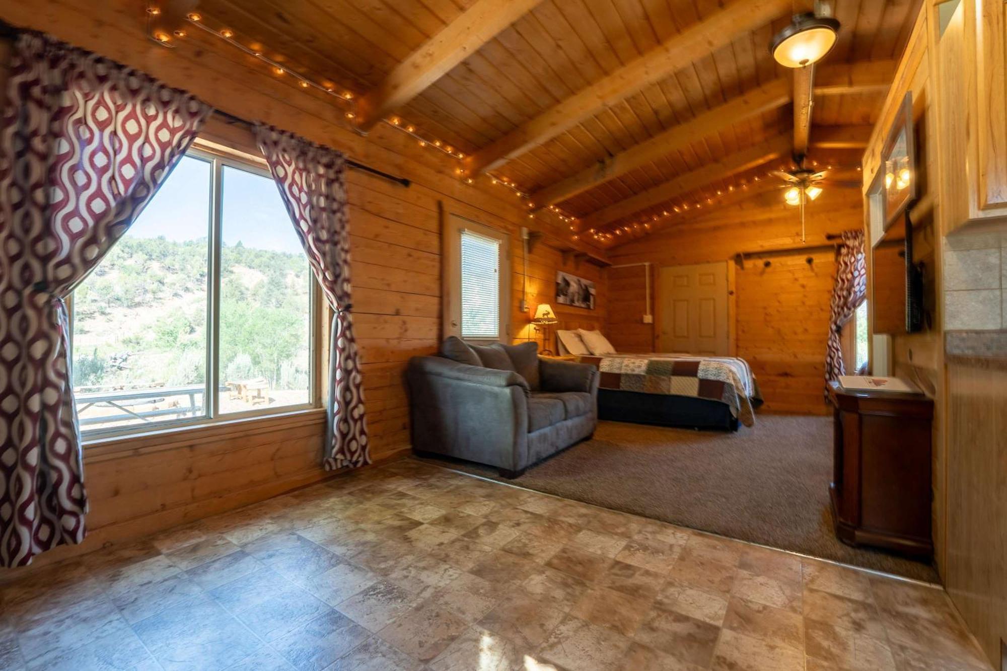 The Park Cabin At Mount Carmel Motel And Rv Park Exteriör bild